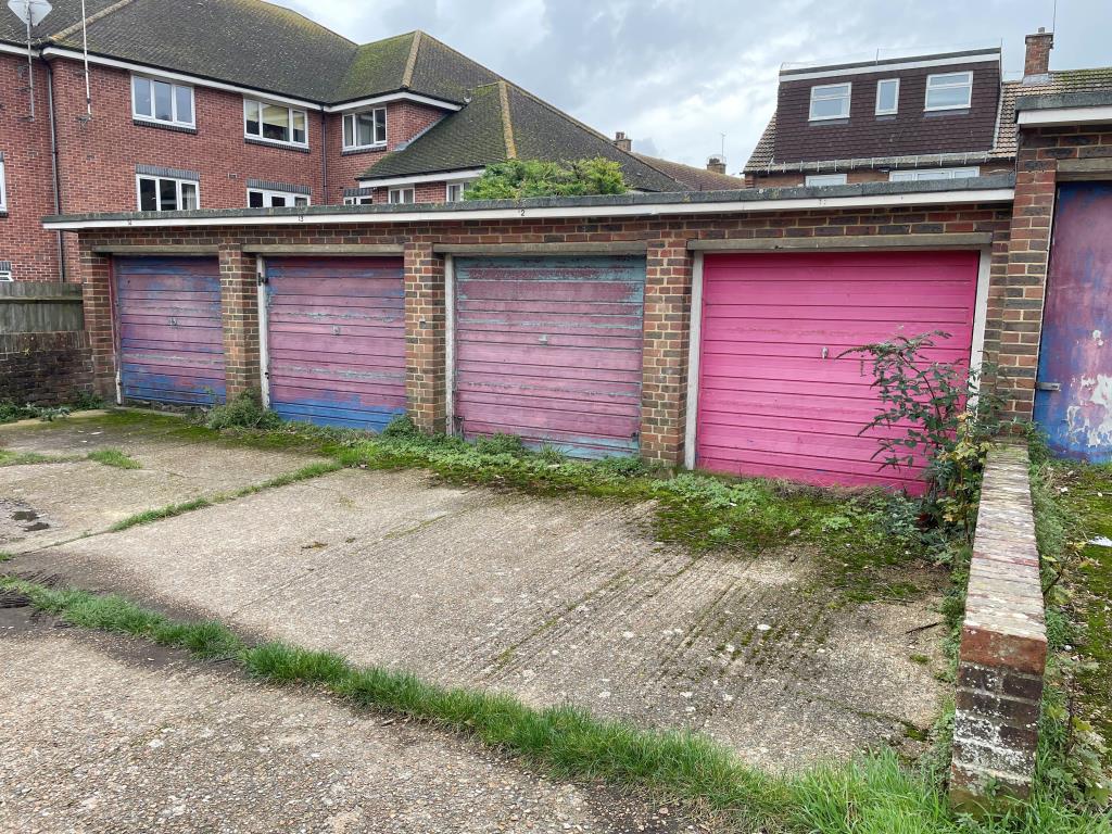 Lot: 48 - FOURTEEN GARAGES IN A COMPOUND - Third block of four garages